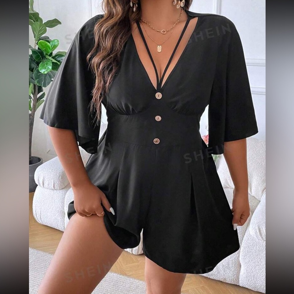 Plus Button Front Butterfly Sleeve
Fold Pleated Detail Romper
Black / 12(0XL)